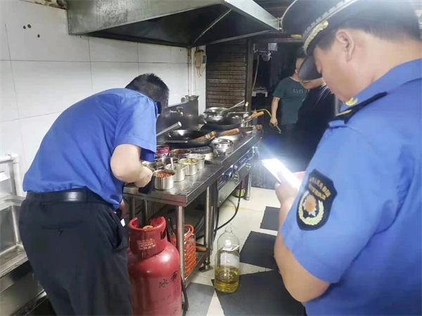 華夏路社區開展餐飲油煙整治專項行動