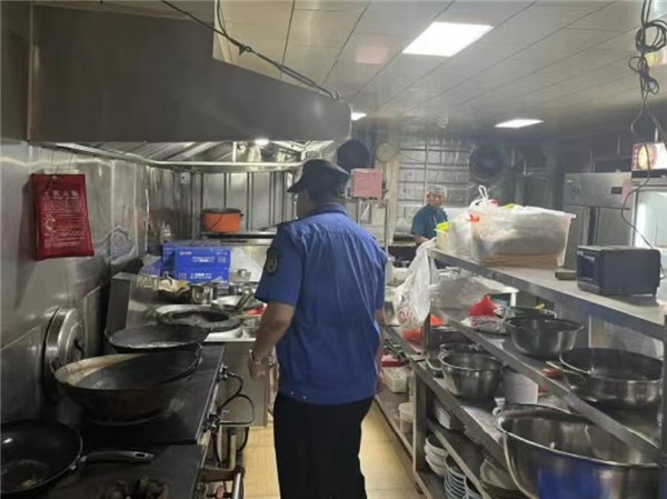 隱珠執法中隊開展整治燒烤餐飲油煙專項治理行動