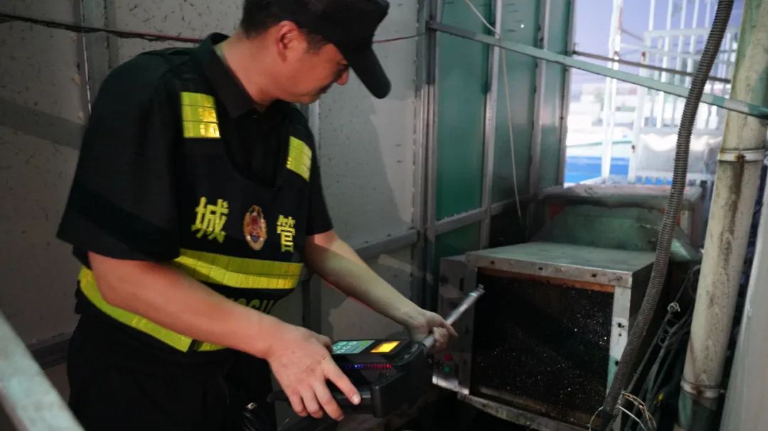 市中區綜合行政執法局開展餐飲油煙污染專項整治行動