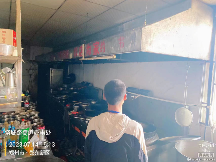 祭城路街道辦事處開展轄區餐飲油煙專項治理行動