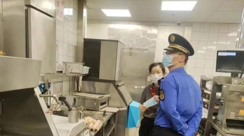 大場鎮綜合行政執法隊開展油煙凈化設施專項整治行動