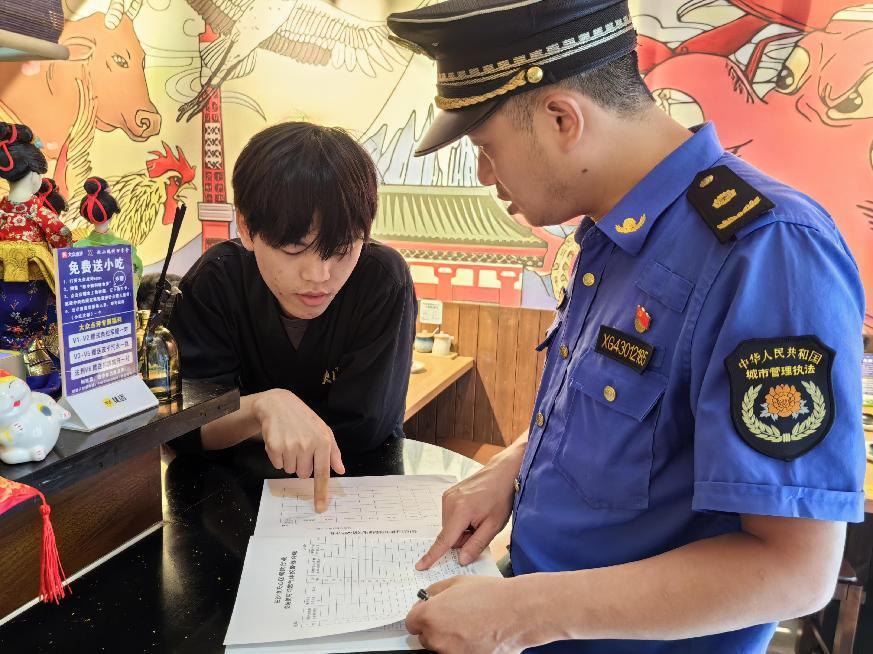 夏家沖社區開展餐飲油煙整治“嚴督查”行動