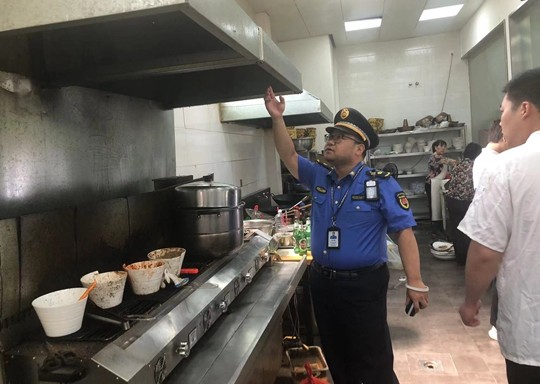 北林路執法中隊開展餐飲油煙治理聯合行動