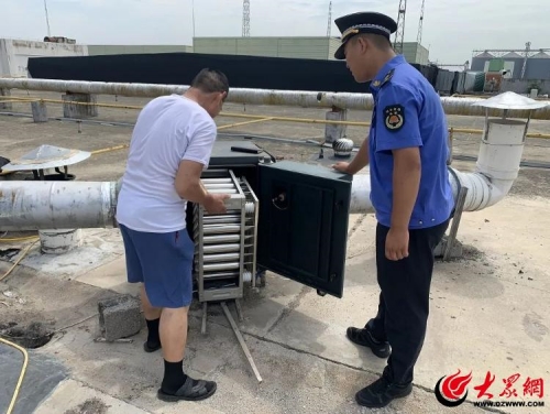 半程鎮城市管理中隊開展餐飲油煙治理專項行動