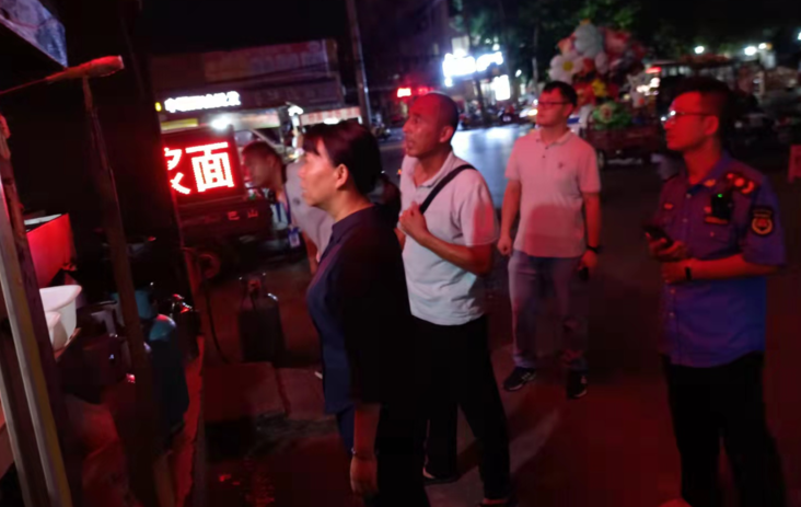 棗陽市城管執法局開展油煙污染專項整治活動