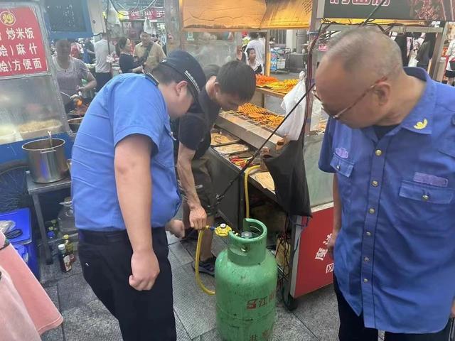 老城執法大隊開展夏季市容秩序綜合整治