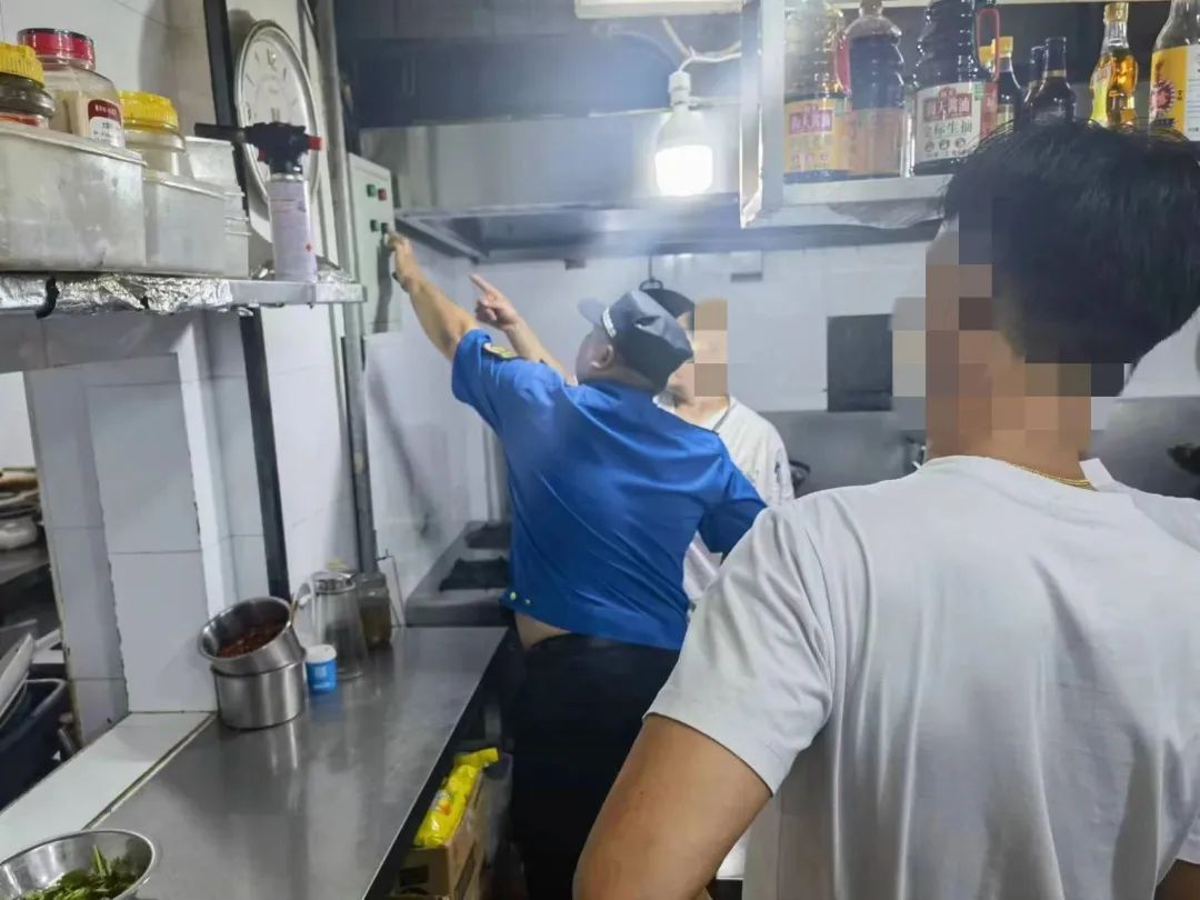 盈浦街道開展“油煙擾民”問題專項執法整治行動