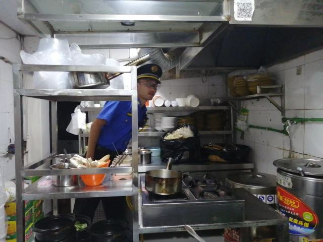 南陽路執法中隊開展整治夜間餐飲油煙專項治理行動