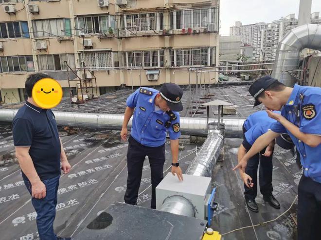 江浦路街道綜合行政執法隊開展油煙污染防治專項行動