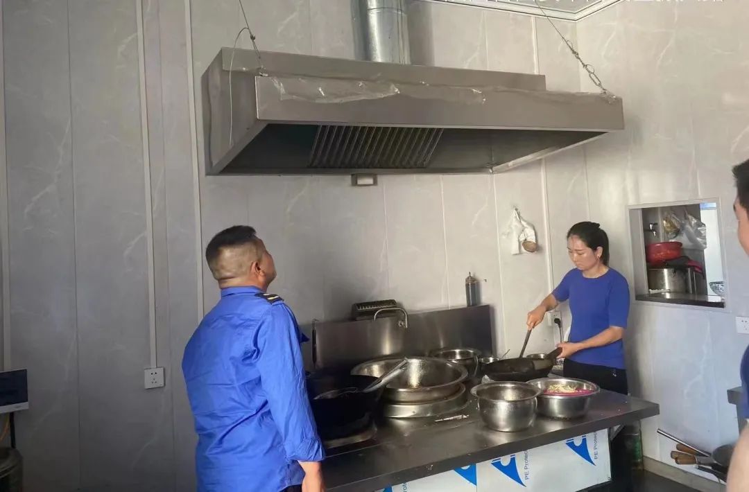 閻良區城管執法大隊開展餐飲油煙專項整治行動