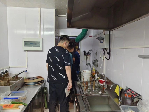 京城路街道開展餐飲油煙污染整治再提升工作