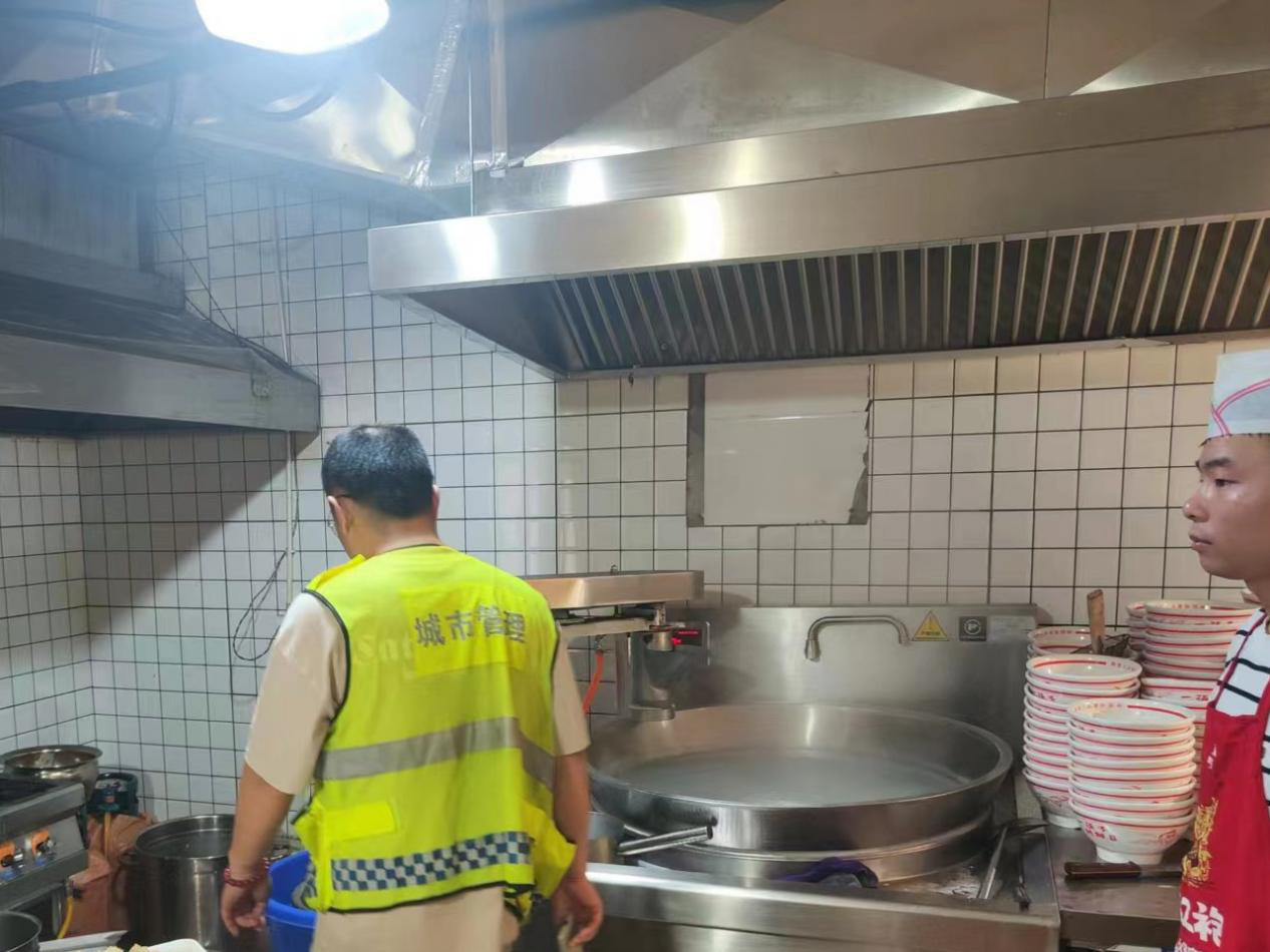 十八里河街道開展餐飲油煙專項整治行動