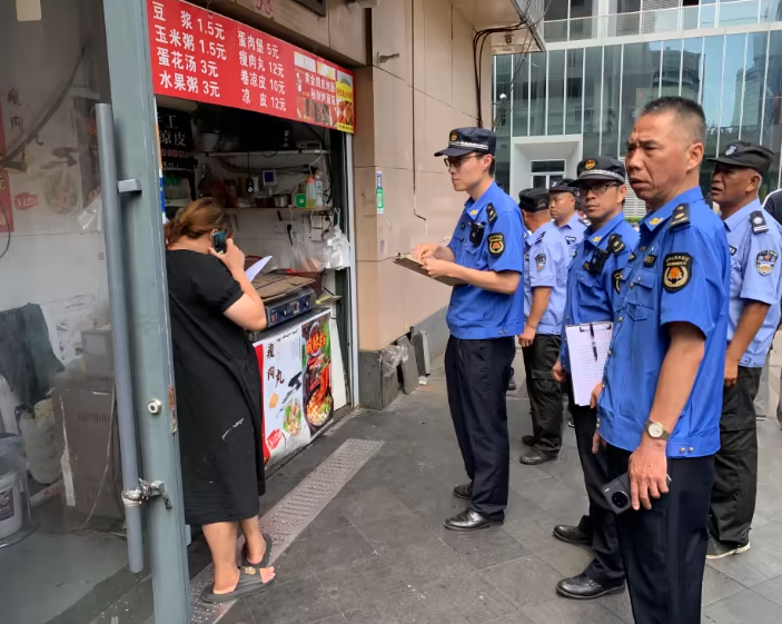 北站街道綜合行政執法隊做好餐飲油煙整治工作