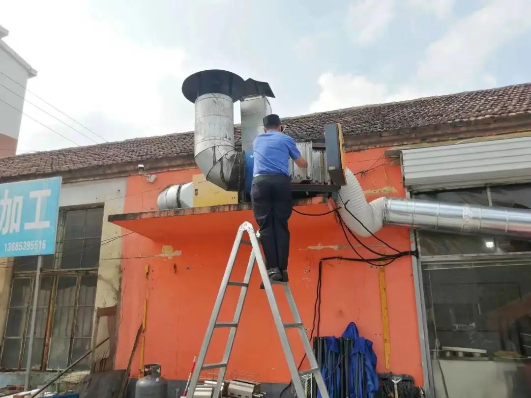 蘭山街道城市管理中隊開展餐飲油煙整治行動