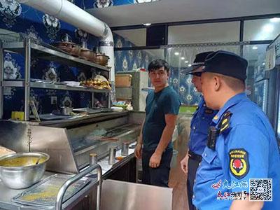 東湖區城管執法大隊開展夜市餐飲油煙整治行動