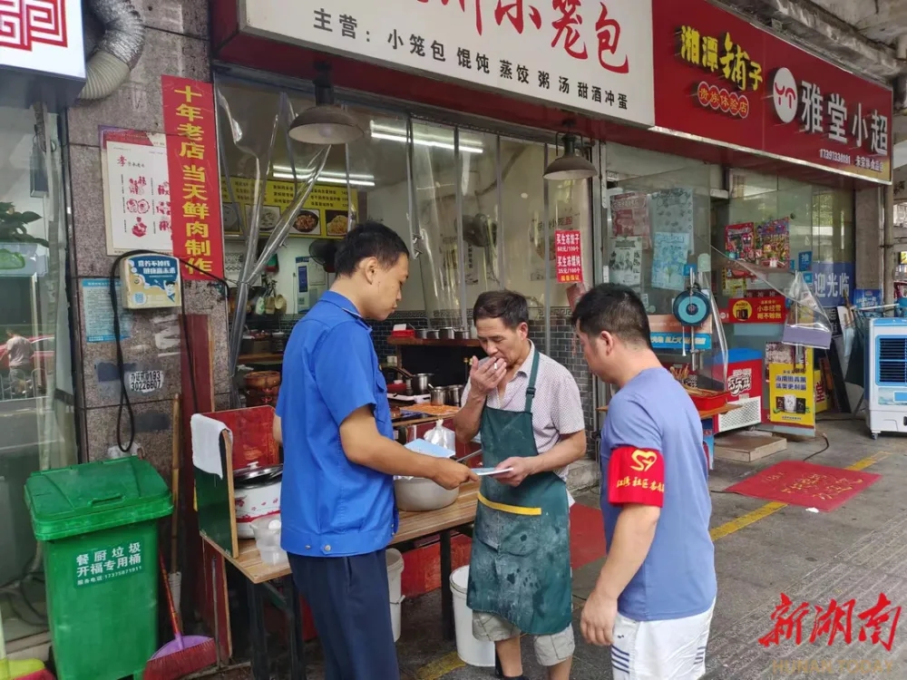 江灣社區開展轄區內餐飲門店油煙管控情況巡查整治