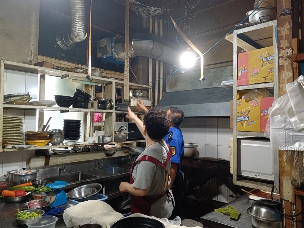 吉林市城市管理行政執法局加大轄區內餐飲油煙執法檢查力度