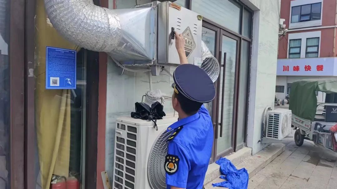 義堂鎮城市管理中隊開展餐飲油煙專項整治行動