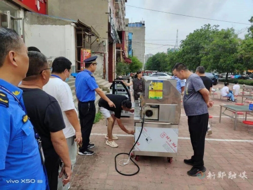 新華路街道開展城市餐飲油煙、露天燒烤專項整治行動