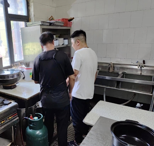 京城路街道開展餐飲油煙污染巡查工作