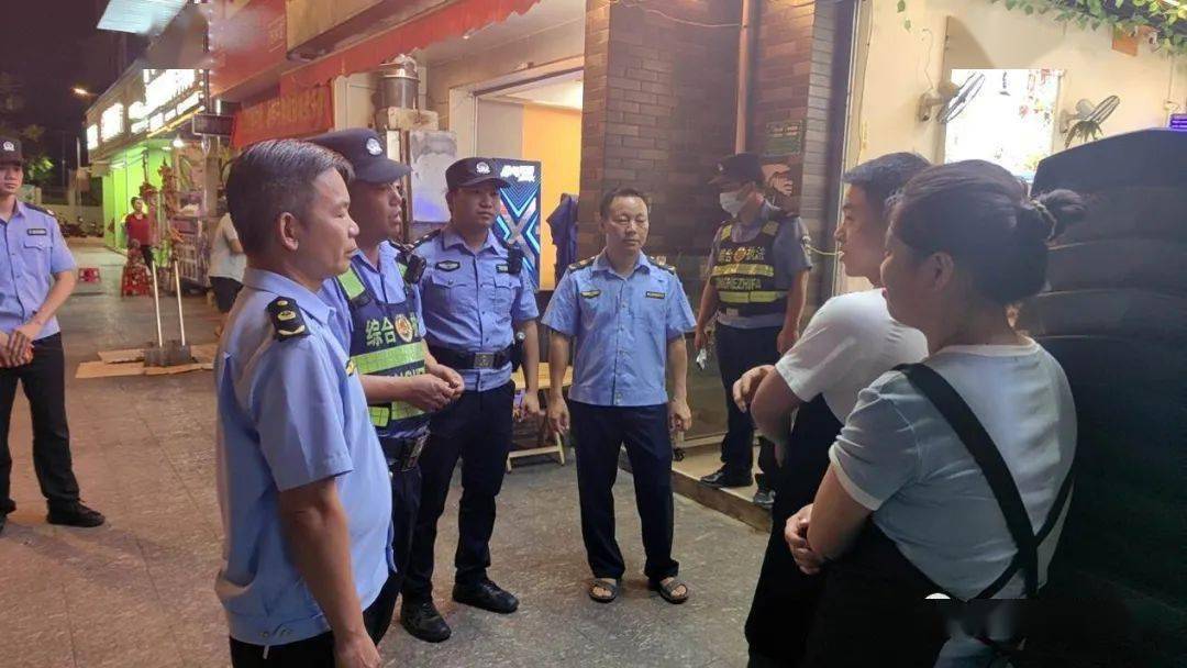 西林縣多部門聯合開展城區燒烤攤噪聲油煙問題執法行動