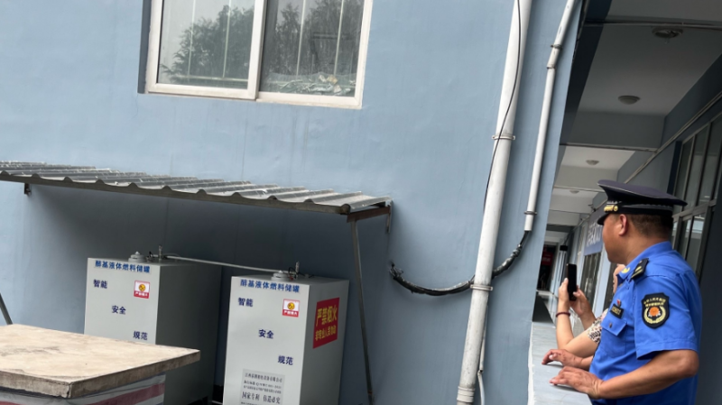 藍田縣城管局開展轄區餐飲油煙專項治理行動