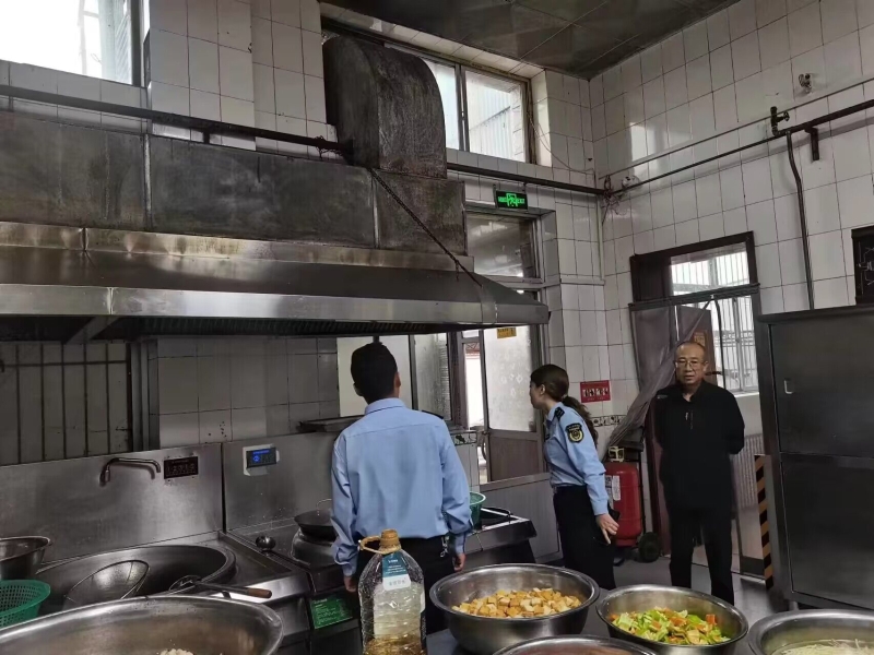 東華鎮市場監管所開展油煙污染專項整治行動