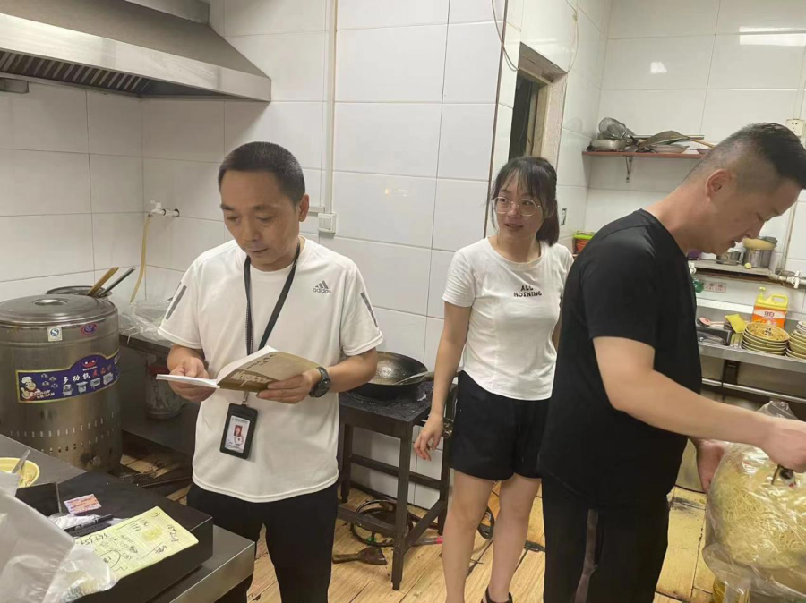 龍子湖街道辦事處生態環境辦開展轄區油煙專項治理工作