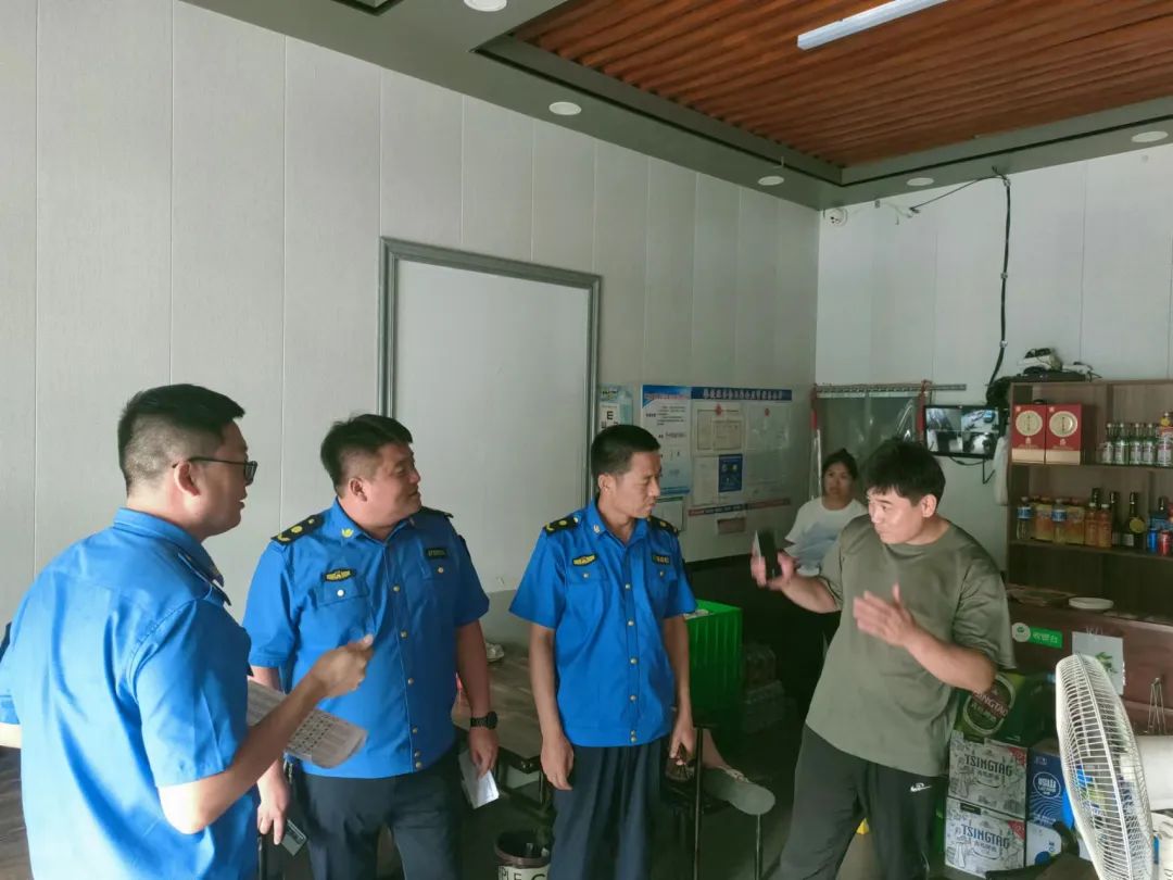 市中街道綜合執法中隊開展餐飲油煙集中排查整治行動