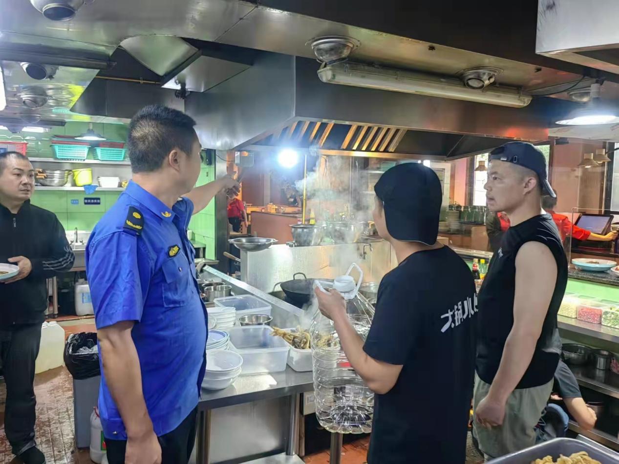 丁字灣街道綜合行政執法隊開展餐飲油煙治理整治工作