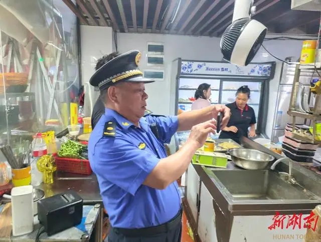 南城社區開展“百日攻堅”餐飲油煙整治行動
