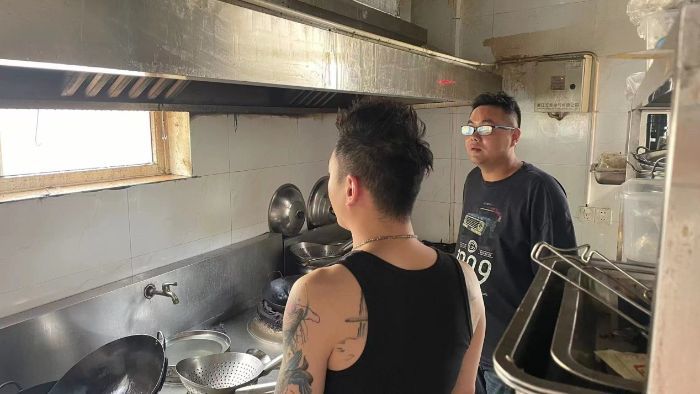 紫云社區開展餐飲油煙專項排查工作