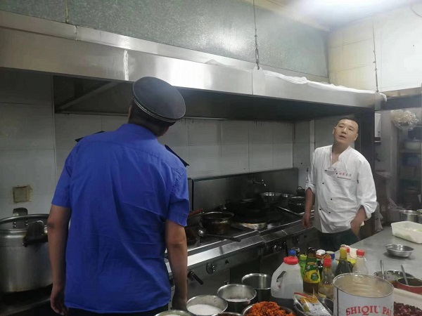 白銀區城管執法局加大餐飲油煙污染治理力度