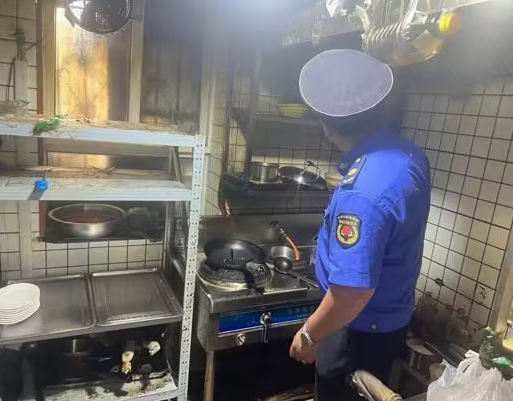 八大關街道開展餐飲油煙整治行動