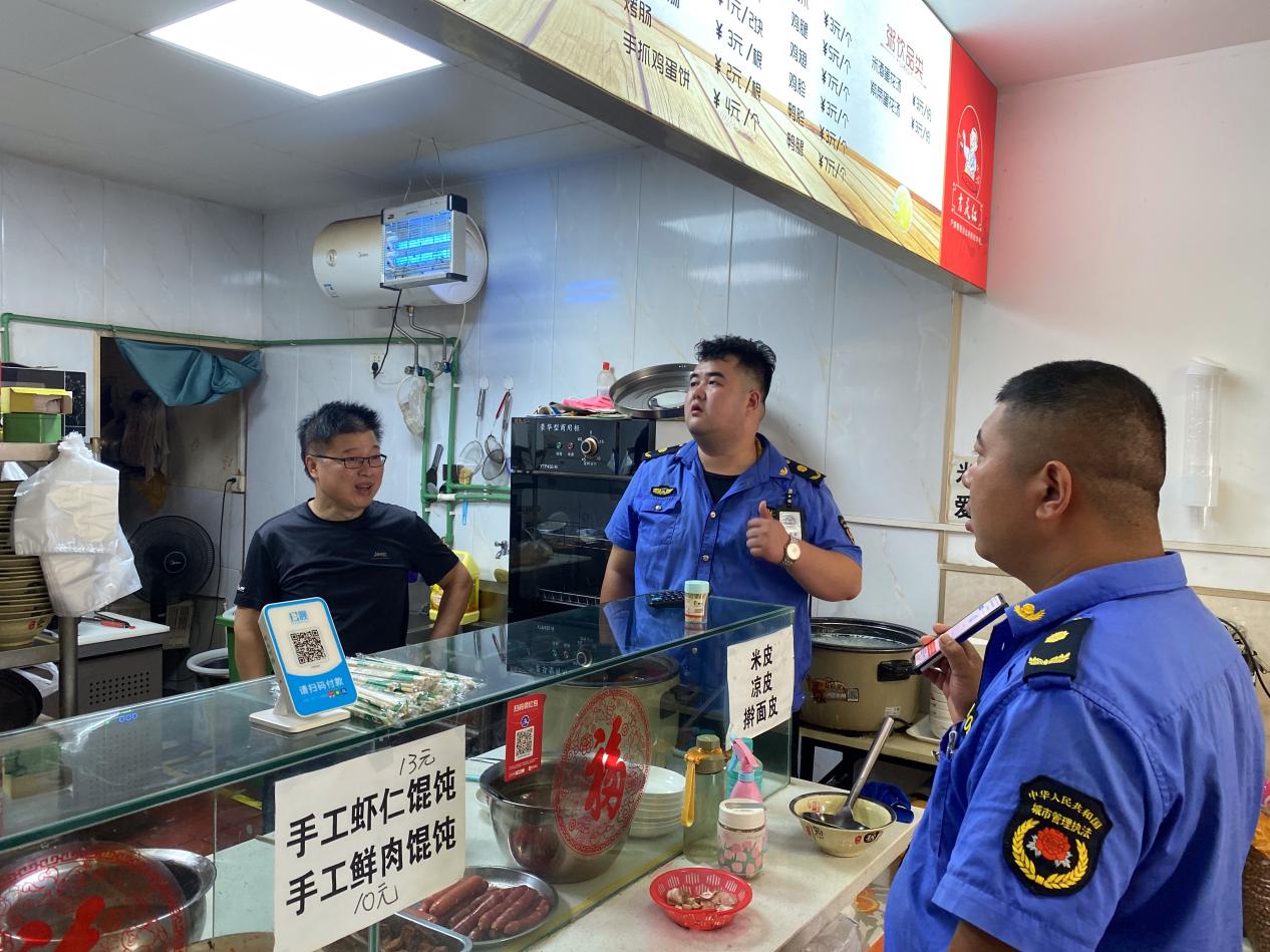 明湖辦事處開展餐飲油煙集中排查整治行動