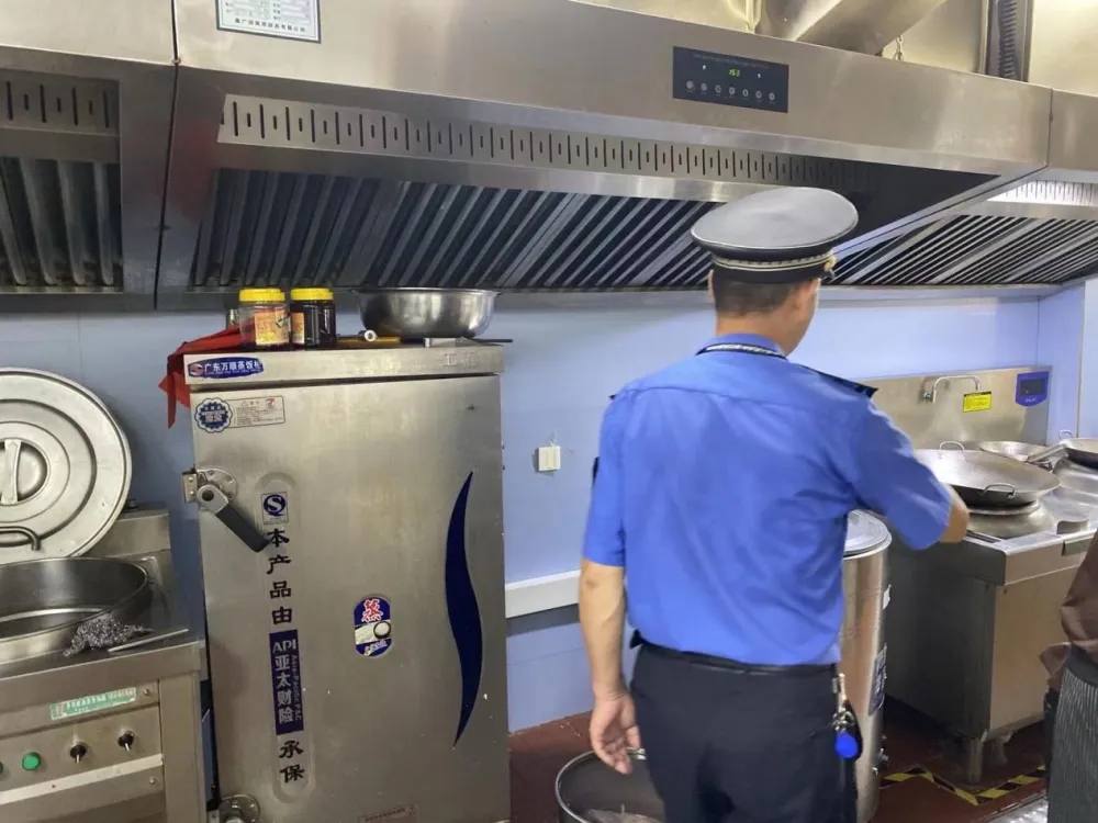 大石橋街道辦事處開展“國慶節”前餐飲油煙大排查