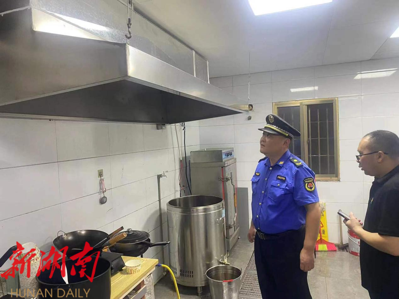 人民街道開展轄區內餐飲店油煙排查“利劍”行動