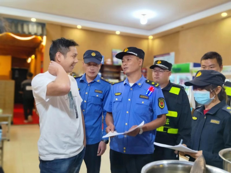 羅平縣城市綜合管理局開展油煙污染整治行動