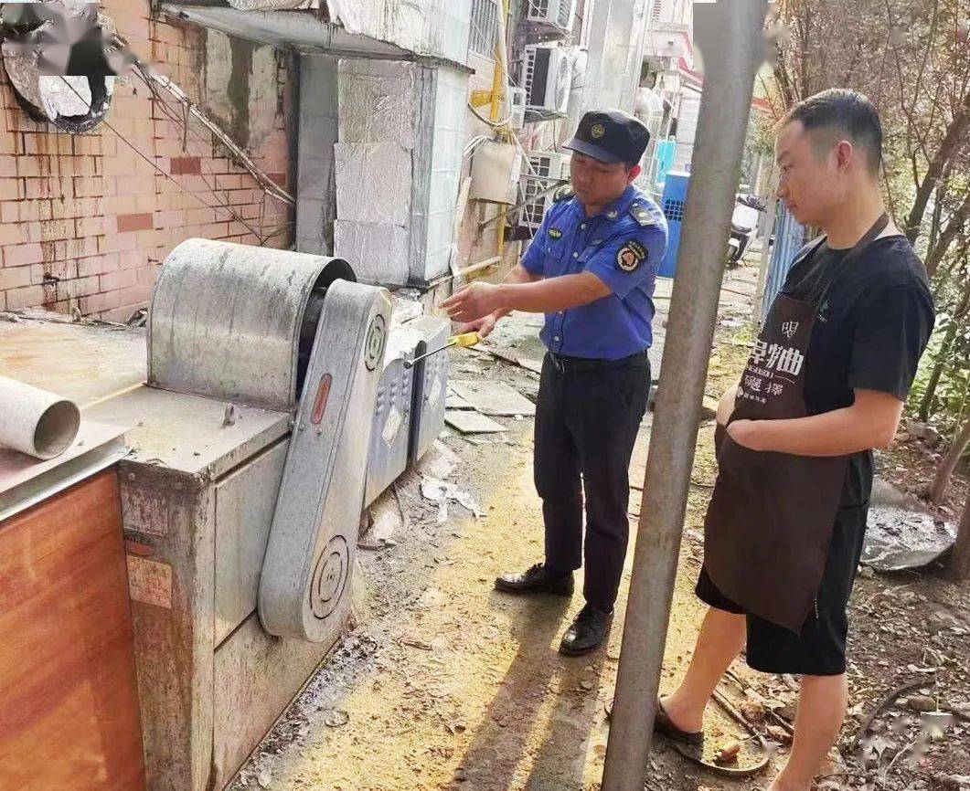 蚌埠市高新區行政執法五大隊開展餐飲油煙整治行動