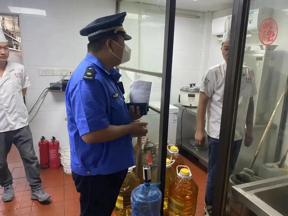 彭浦鎮綜合行政執法隊開展餐飲業專項整治檢查