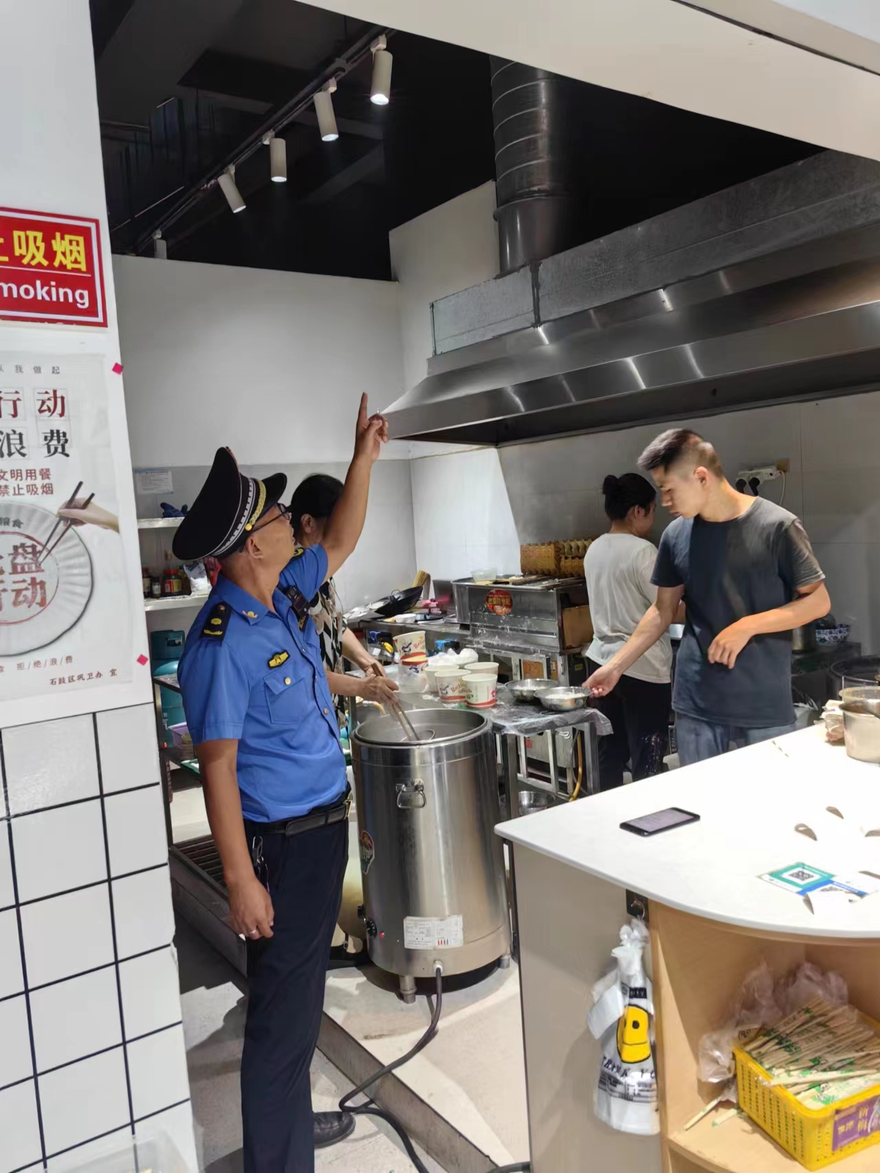角山鎮開展餐飲油煙整治行動