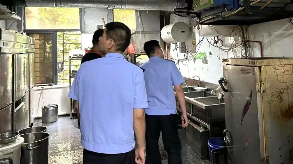 青陽街道推進餐飲油煙排查整治行動