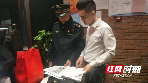 通泰街中隊開展轄區餐飲門店油煙專項排查整治行動