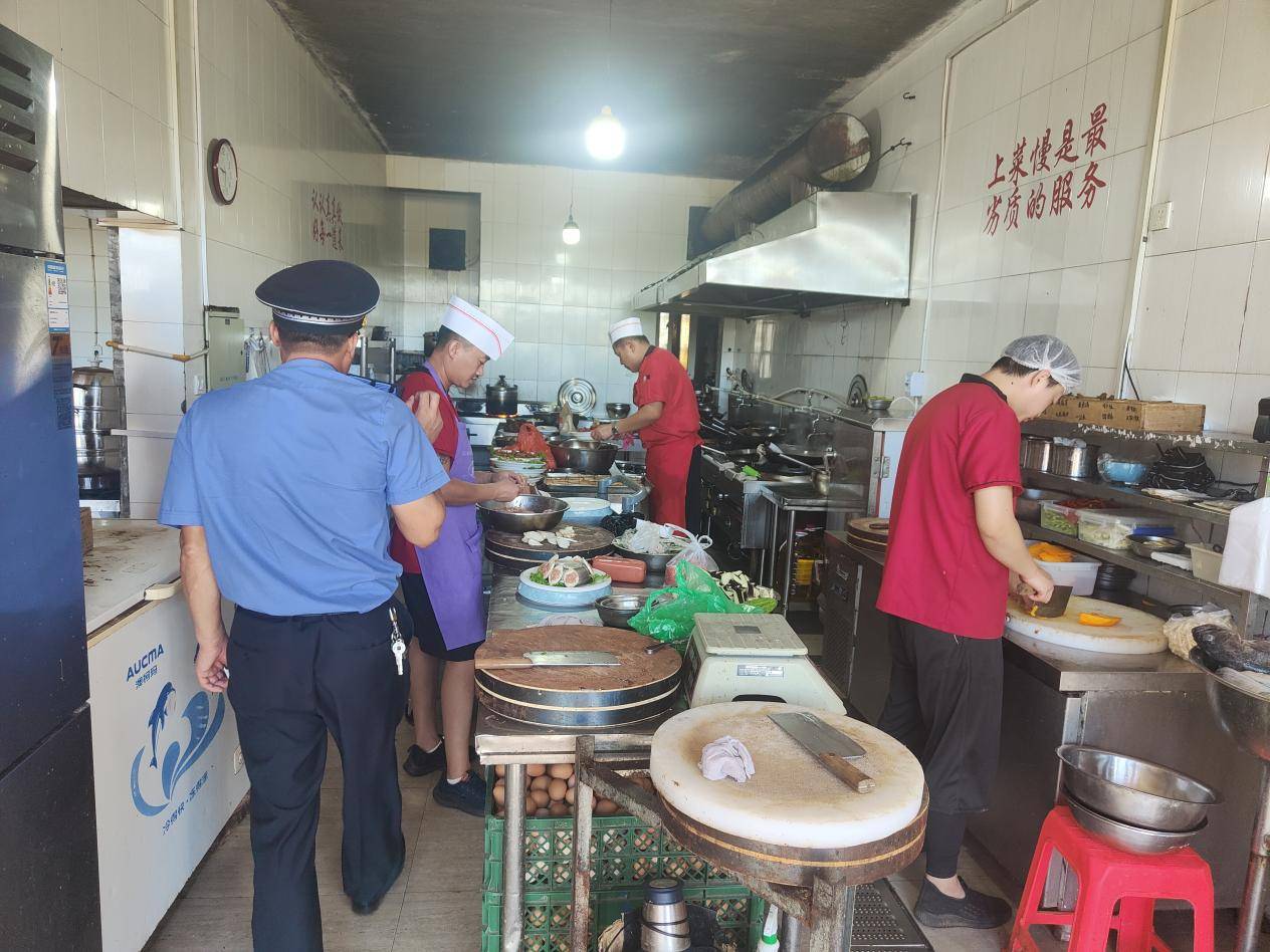 同和執法中隊開展“餐飲油煙治理、聚力守護藍天”執法活動