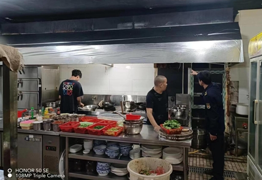 君山區城管局執法大隊開展餐飲油煙排放、餐廚垃圾處理專項行動