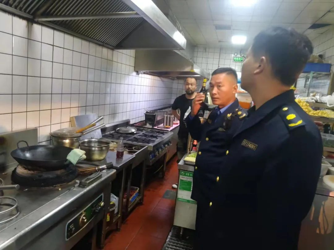 成武縣綜合行政執法局三舉措開展餐飲油煙專項整治行動