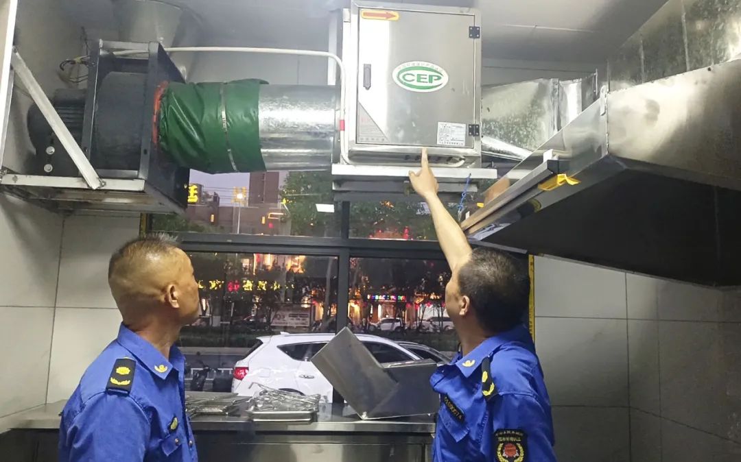 安陸市城管綜合執法大隊開展為期一周的油煙集中整治行動