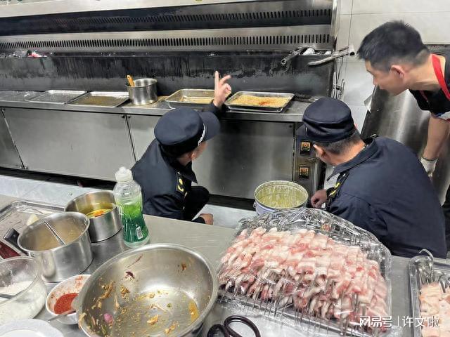 薛城區綜合行政執法大隊開展餐飲油煙突擊夜查行動