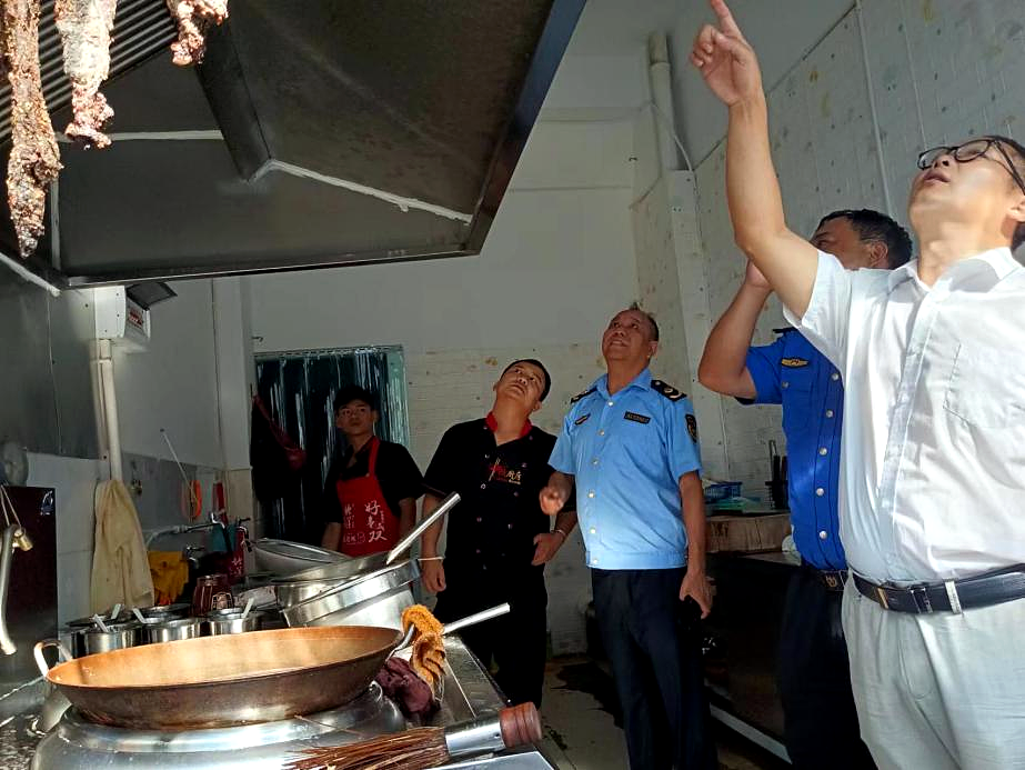 墨江縣多部門聯合開展餐飲“油煙味”整治