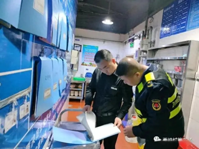 西峽縣城管局開展餐飲油煙治理行動